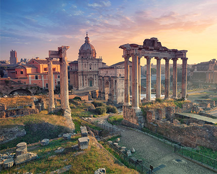 Das Forum Romanum bei Sonnenuntergang mit den Säulen des Saturntempels im goldenen Licht