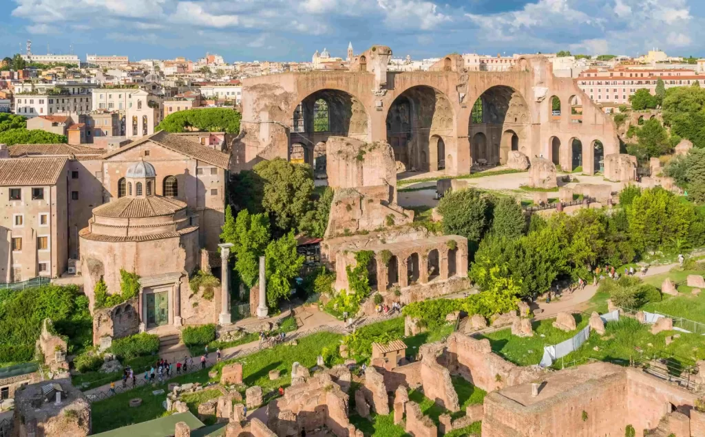 Luftaufnahme des Forum Romanum mit der Maxentiusbasilika und dem Romulusbempel im Vordergrund