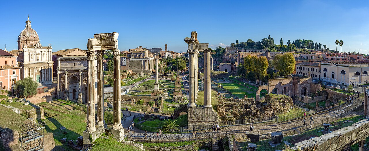 Vista panoramica del Foro Romano con le rovine dei templi e gli archi trionfali