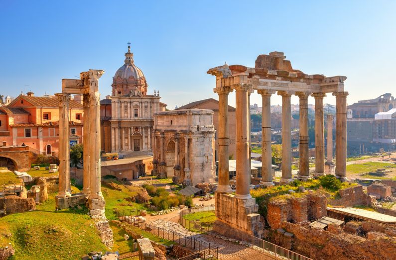 Das Forum Romanum mit den Säulen des Saturntempels und der Kirche Santi Luca e Martina im Hintergrund