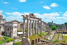 Veduta del Foro Romano con le colonne e i resti dei templi antichi